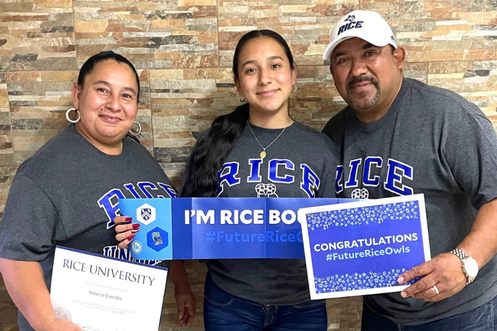 Valeria Carrillo, estudiante de primer año en la Universidad Rice y sus padres