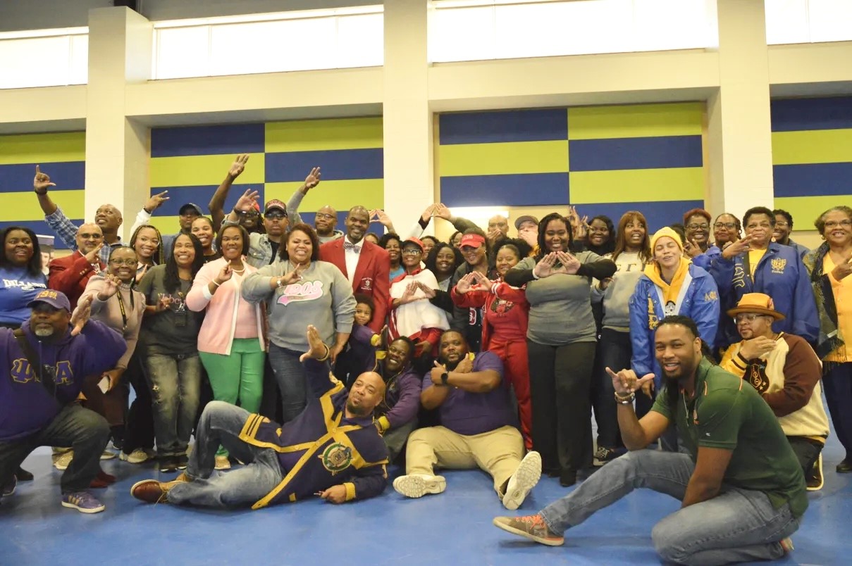 Miembros de NPHC en la Feria Universitaria Anual de la HBCU del Sur de Texas en San Antonio, TX